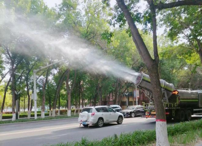 園林綠化養護中心“打藥除蟲”，筑牢夏季綠化健康防線